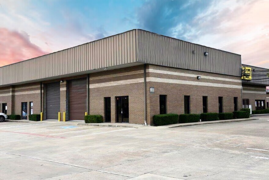 5829 W Sam Houston Pky N, Houston, TX à louer - Photo de l’immeuble – Image 3 sur 5