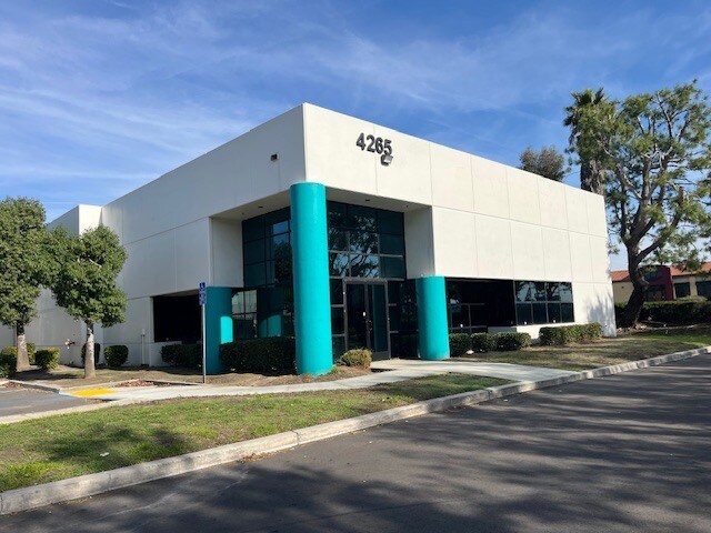4265 E Airport Dr, Ontario, CA à vendre - Photo de l’immeuble – Image 2 sur 4