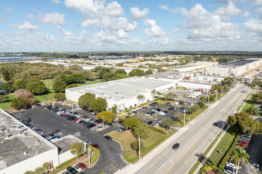 3200 NW 112th Ave, Miami, FL à louer - Aérien – Image 2 sur 28