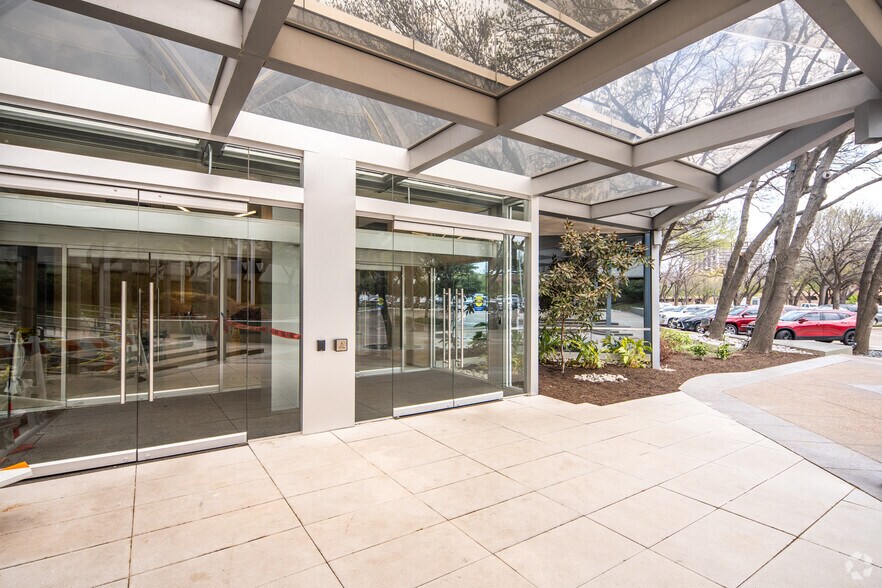 7557 Rambler Rd, Dallas, TX à louer - Photo de l’immeuble – Image 2 sur 21