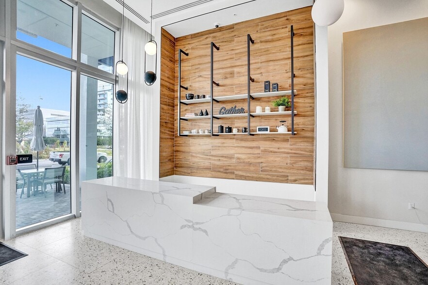 2820 NE 214th St, Aventura, FL à louer - Photo intérieure – Image 2 sur 12