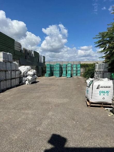 Bureau dans Vaulx-en-Velin à louer - Photo de la construction – Image 3 sur 7