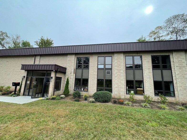 22 Commerce Rd, Newtown, CT à louer - Photo de l’immeuble – Image 3 sur 21