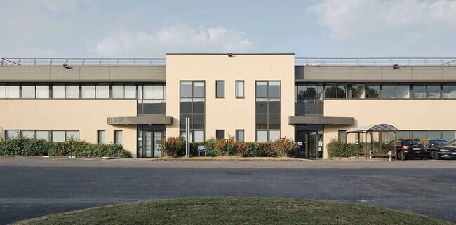 Plus de détails pour 11 Rue De La Grande Borne, Le Mesnil-Amelot - Bureau, Local d'activités à louer