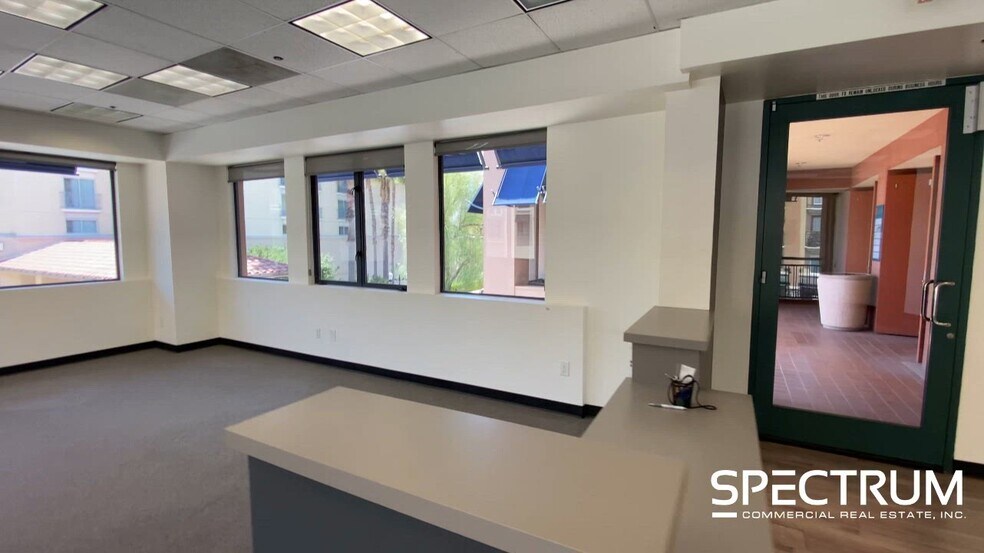 24510 Town Center Dr, Valencia, CA à louer - Vidéo sur l’annonce professionnelle – Image 2 sur 7
