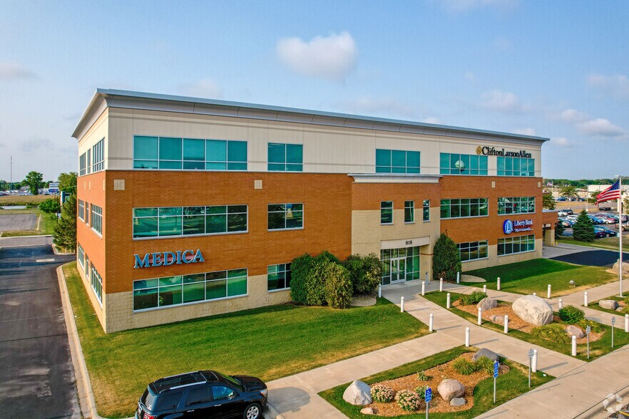 818 2nd St S, Waite Park, MN à louer - Photo de l’immeuble – Image 1 sur 4