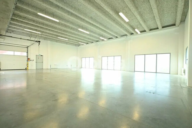 Plus de détails pour Local d'activités à louer