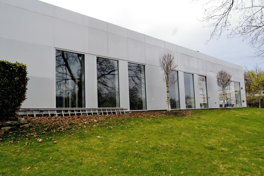 10 Robertson Ave, White Plains, NY à louer - Photo de l’immeuble – Image 1 sur 7