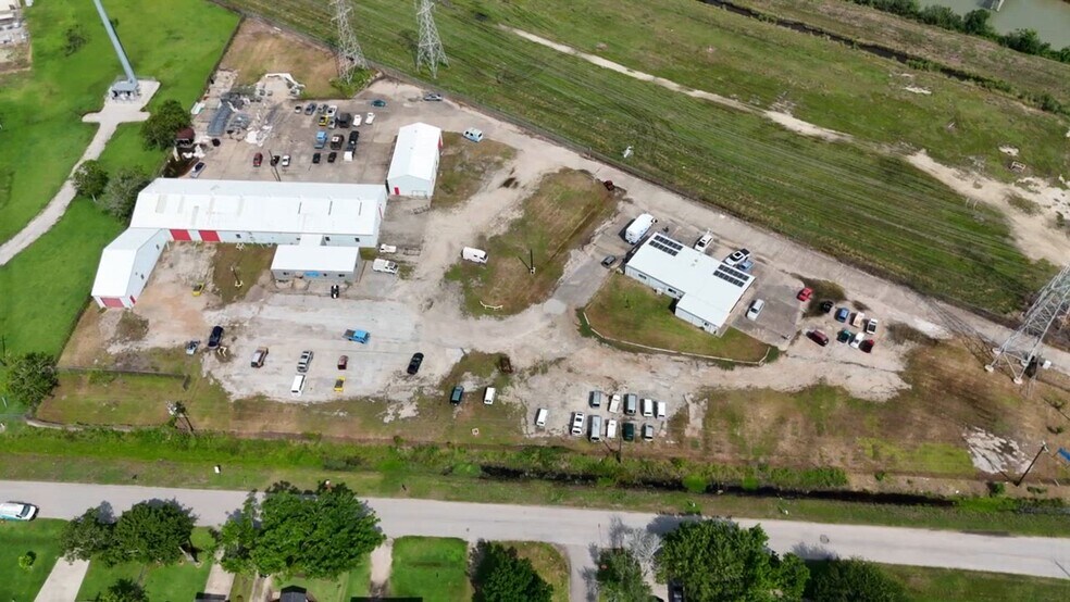 2309 Zapata St, Freeport, TX à vendre - Vidéo sur l’annonce professionnelle – Image 2 sur 24