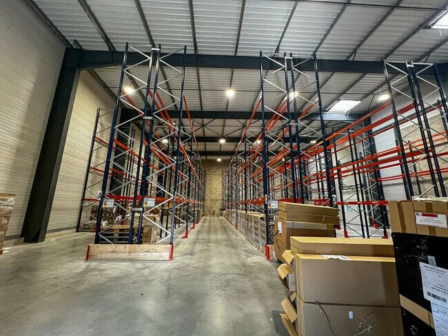 Plus de détails pour Local d'activités à louer