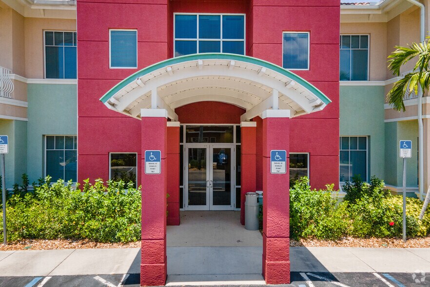 9911 Corkscrew Rd, Estero, FL à louer - Photo de l’immeuble – Image 3 sur 10