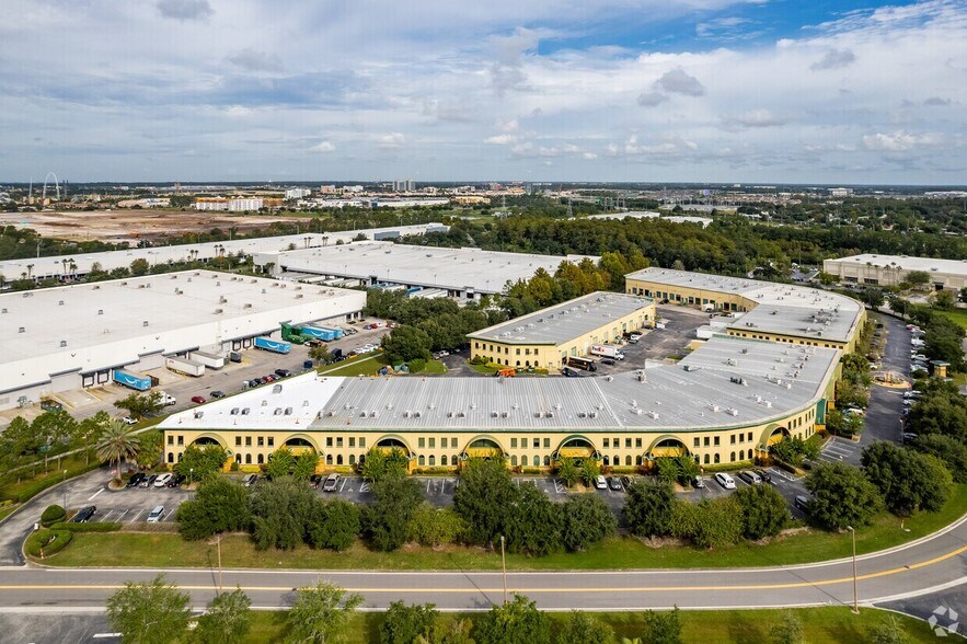 6881 Kingspointe Pky, Orlando, FL à vendre - Photo de l’immeuble – Image 1 sur 64