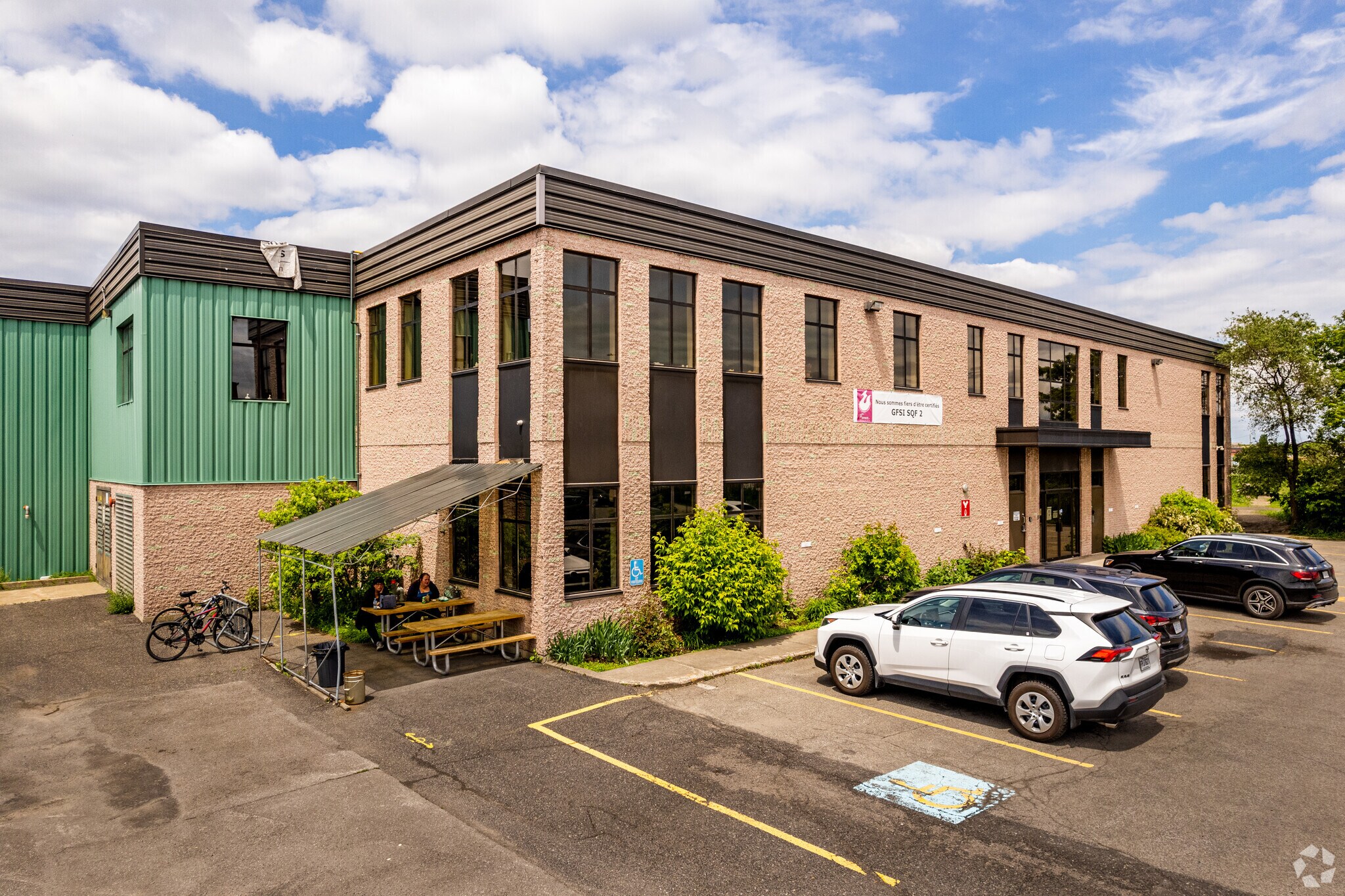 5065-5067 Rue Ontario E, Montréal, QC à louer Photo de l’immeuble– Image 1 sur 6