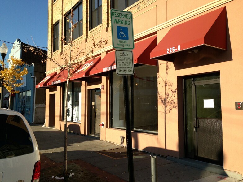 226 New Brunswick Ave, Perth Amboy, NJ à louer - Photo de l’immeuble – Image 2 sur 8