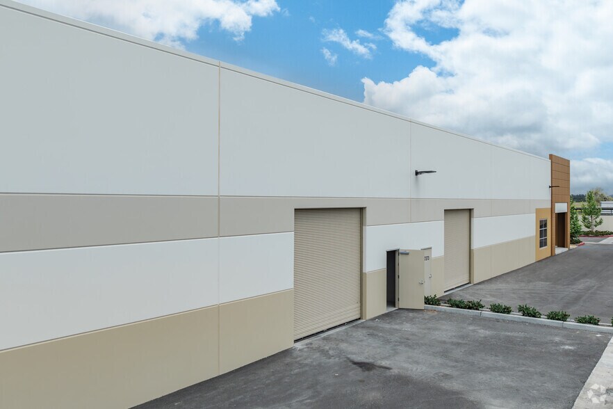 37385 Industry Way, Murrieta, CA à louer - Photo de l’immeuble – Image 3 sur 7
