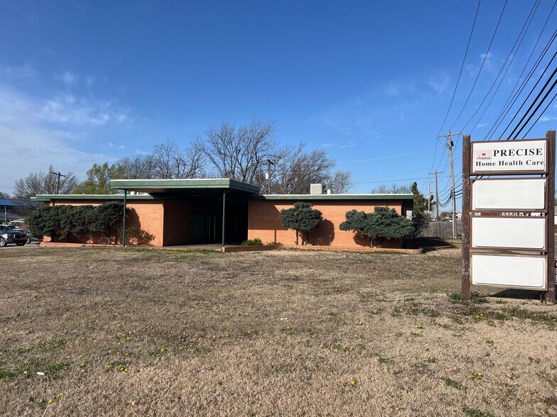 900 E Hartford Ave, Ponca City, OK à louer - Photo principale – Image 1 sur 21