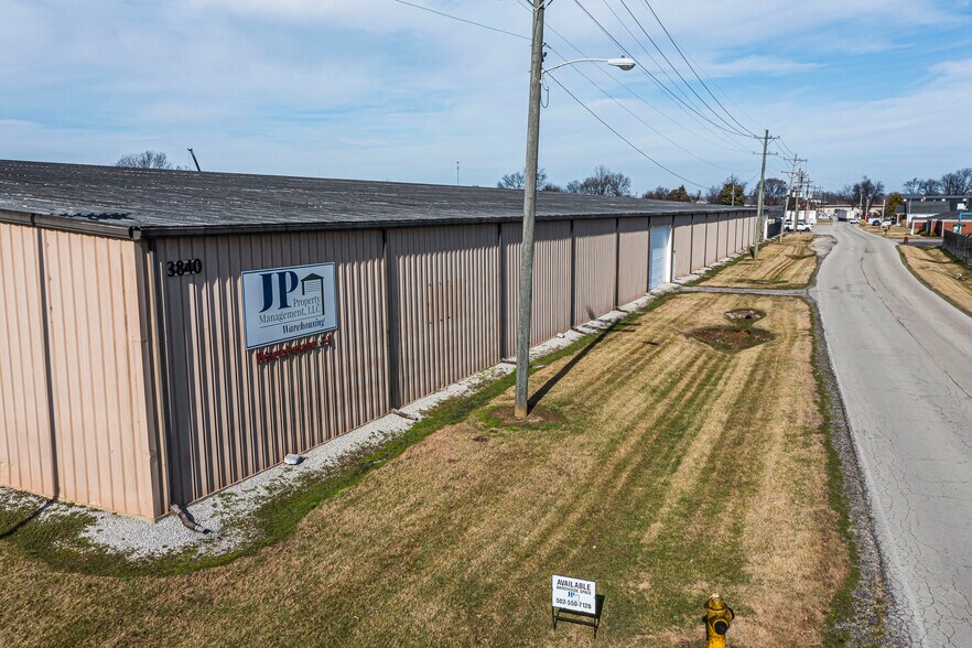 3840 Fitzgerald Rd, Louisville, KY à louer - Photo de l’immeuble – Image 3 sur 6
