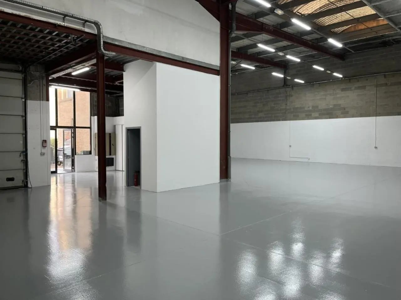 Local d’activités dans Le Thillay à louer Photo de l’immeuble– Image 1 sur 11