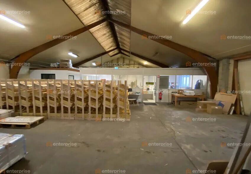 Local d’activités dans Comines à louer - Photo de l’immeuble – Image 2 sur 6