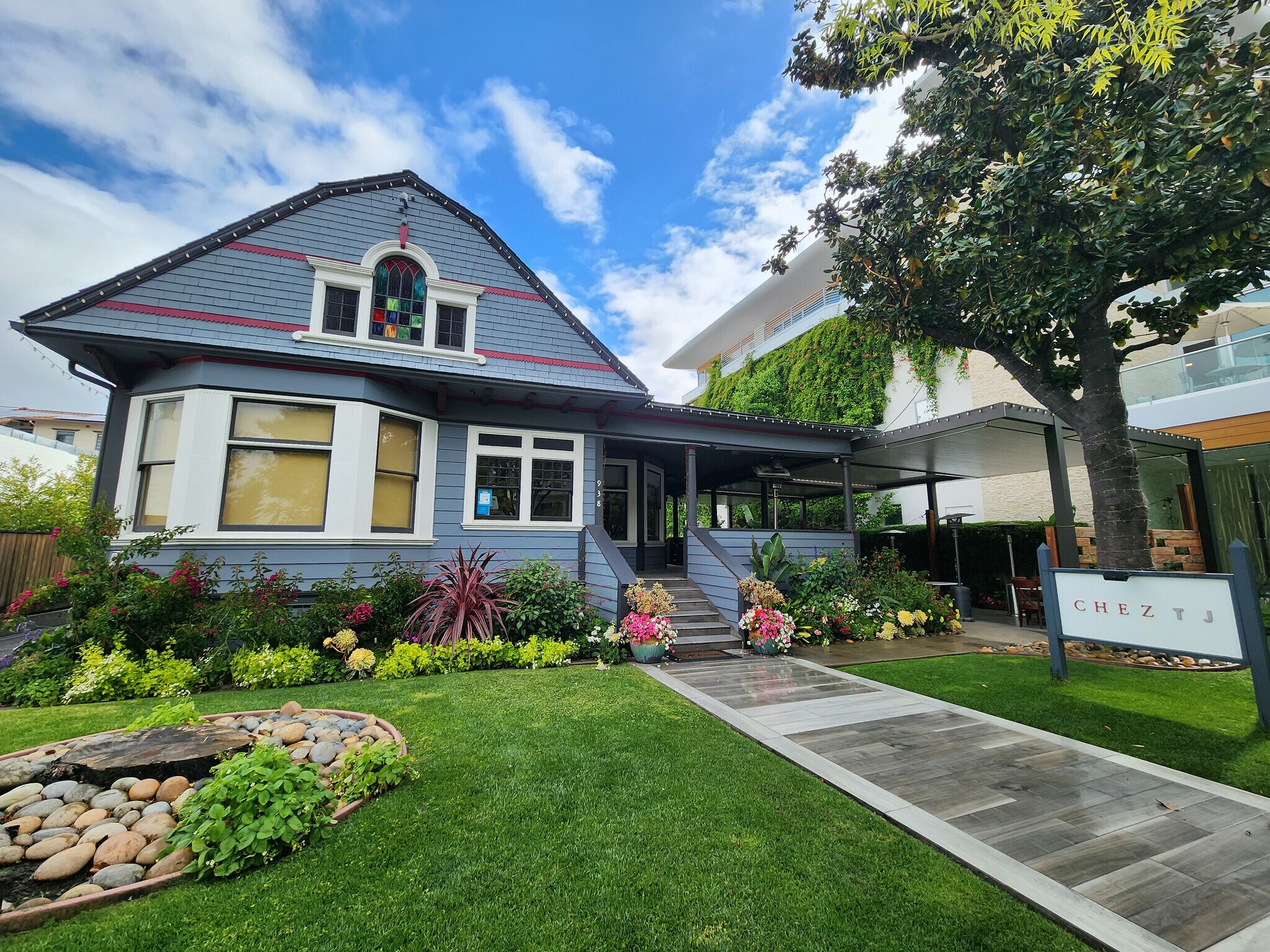 938 Villa St, Mountain View, CA à vendre Photo de l’immeuble– Image 1 sur 9