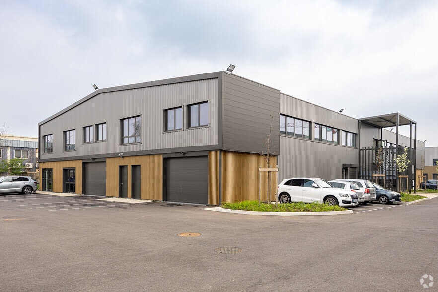 45 Rue Ampère, Chassieu à louer - Photo de l’immeuble – Image 2 sur 13