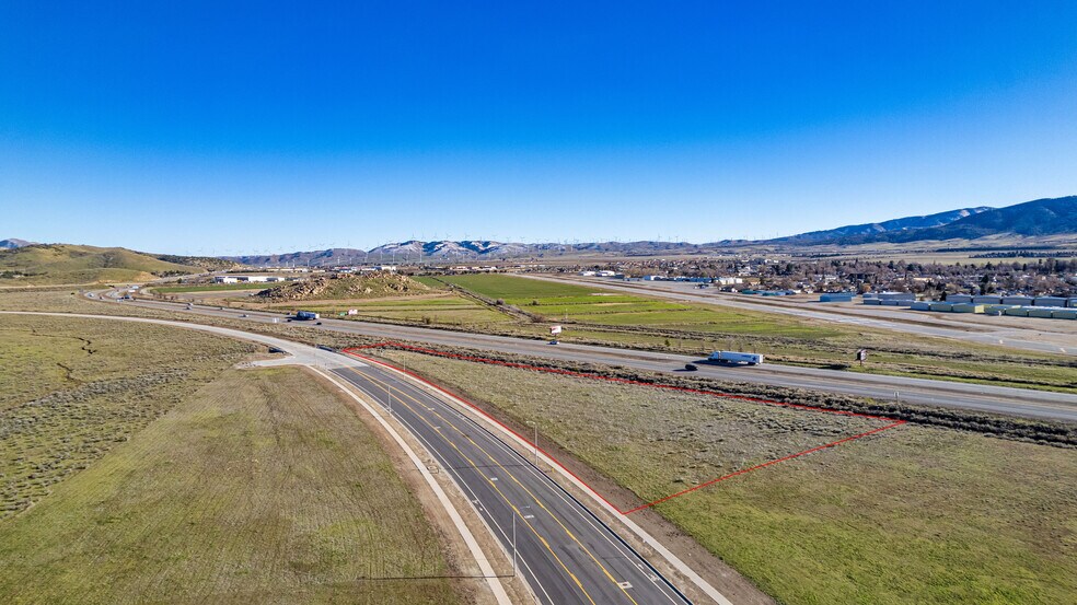 Challenger Dr, Tehachapi, CA à vendre - Photo de l’immeuble – Image 3 sur 5