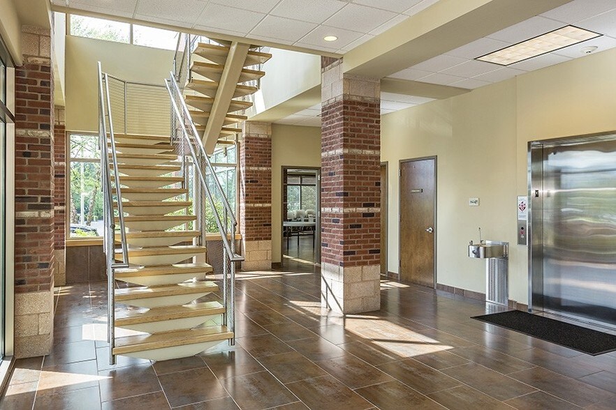 12 Turnberry Ln, Newtown, CT à louer - Hall d’entrée – Image 2 sur 8