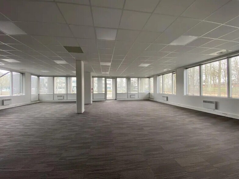 Bureau dans Villepinte à vendre - Photo de l’immeuble – Image 2 sur 16