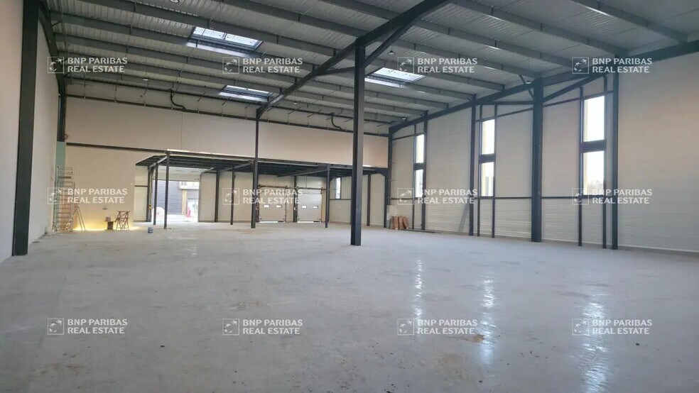Local d’activités dans La Queue-en-Brie à louer - Photo de l’immeuble – Image 2 sur 7
