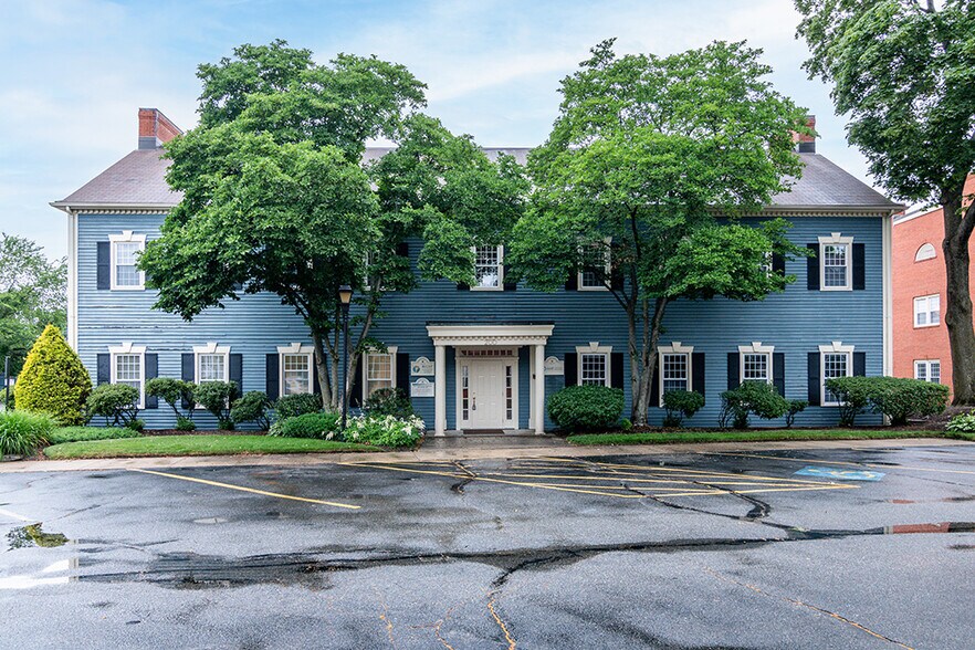 400 Massasoit Ave, East Providence, RI à vendre - Photo de l’immeuble – Image 2 sur 4