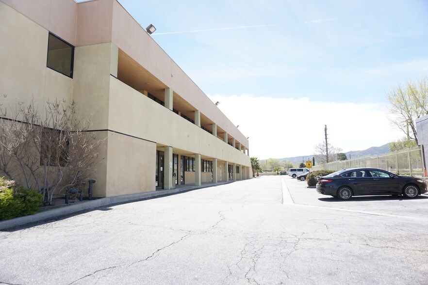 310 E Palmdale Blvd, Palmdale, CA à louer - Photo de l’immeuble – Image 3 sur 7