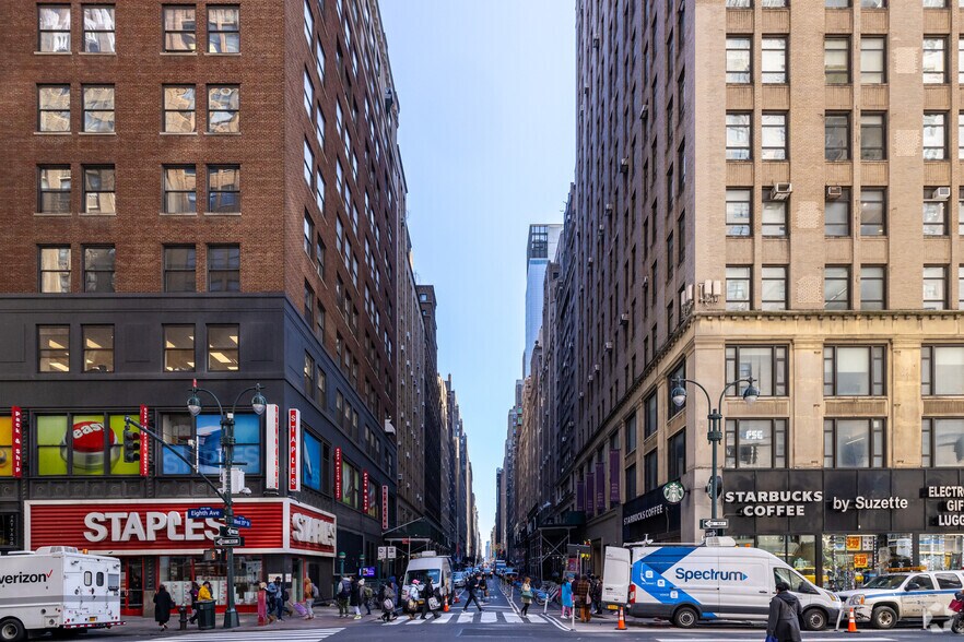 240 W 35th St, New York, NY à louer - Photo de l’immeuble – Image 2 sur 7
