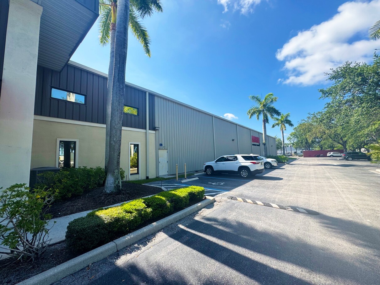 901 Industrial Blvd, Naples, FL à vendre Photo de l’immeuble– Image 1 sur 14