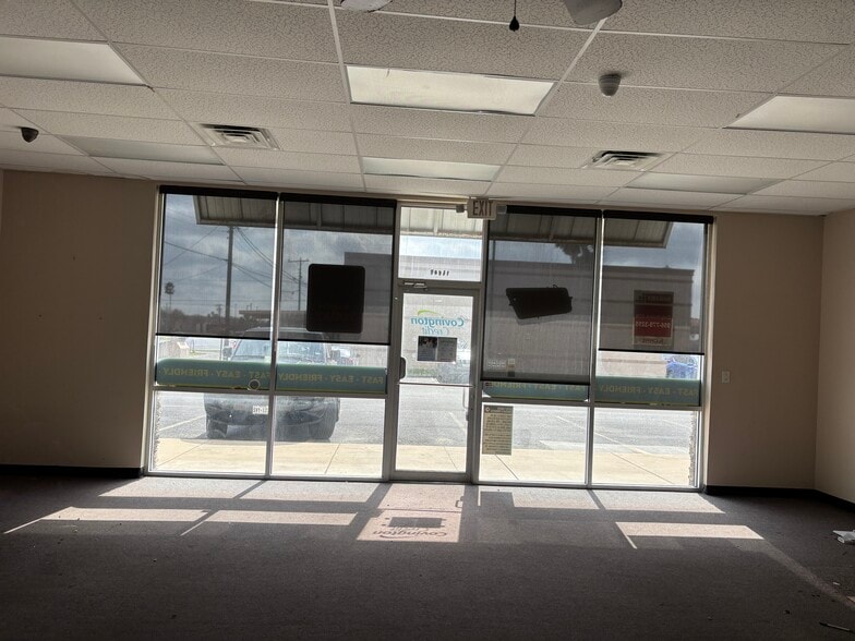 1709 S 77 Sunshine Strip, Harlingen, TX à louer - Photo intérieure – Image 2 sur 11