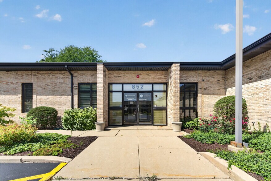 852 W Bartlett Rd, Bartlett, IL à vendre - Photo de l’immeuble – Image 1 sur 11