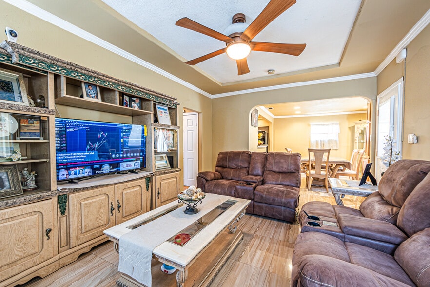 2525 S Cochran Ave, Los Angeles, CA à vendre - Photo de l’immeuble – Image 3 sur 36