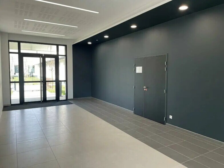 Local d'activités dans Vénissieux à vendre - Photo de l’immeuble – Image 2 sur 12