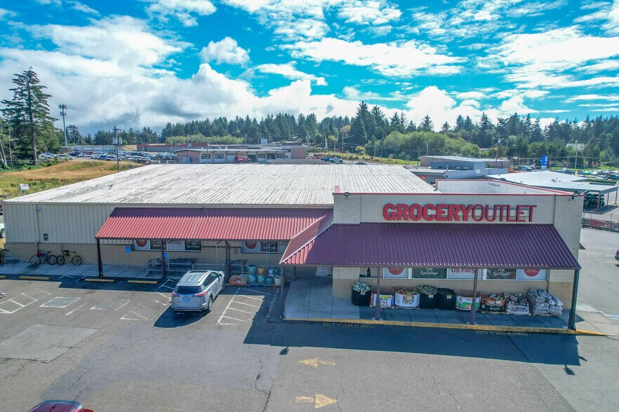 1385 Newmark Ave, Coos Bay, OR à vendre - Photo principale – Image 1 sur 37