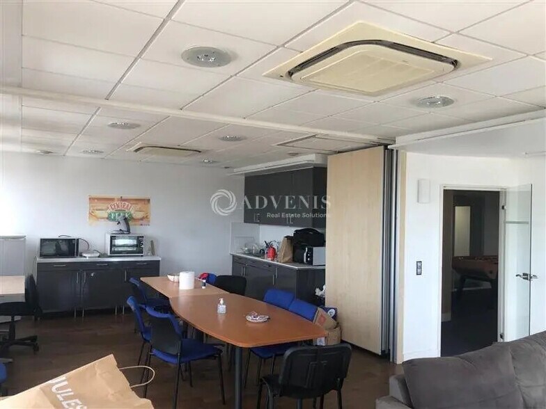 Bureau dans Montigny-le-Bretonneux à vendre - Photo de l’immeuble – Image 2 sur 5