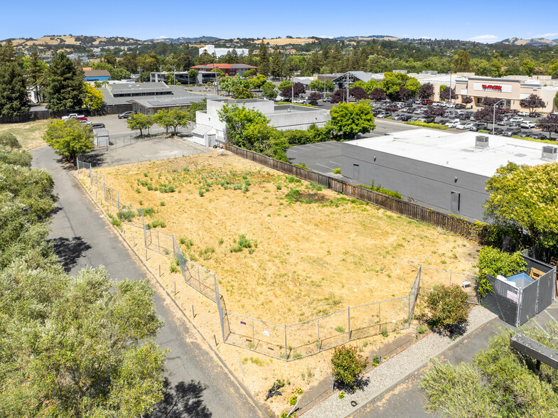 2265 Cleveland Ave, Santa Rosa, CA à vendre - Photo de l’immeuble – Image 3 sur 10