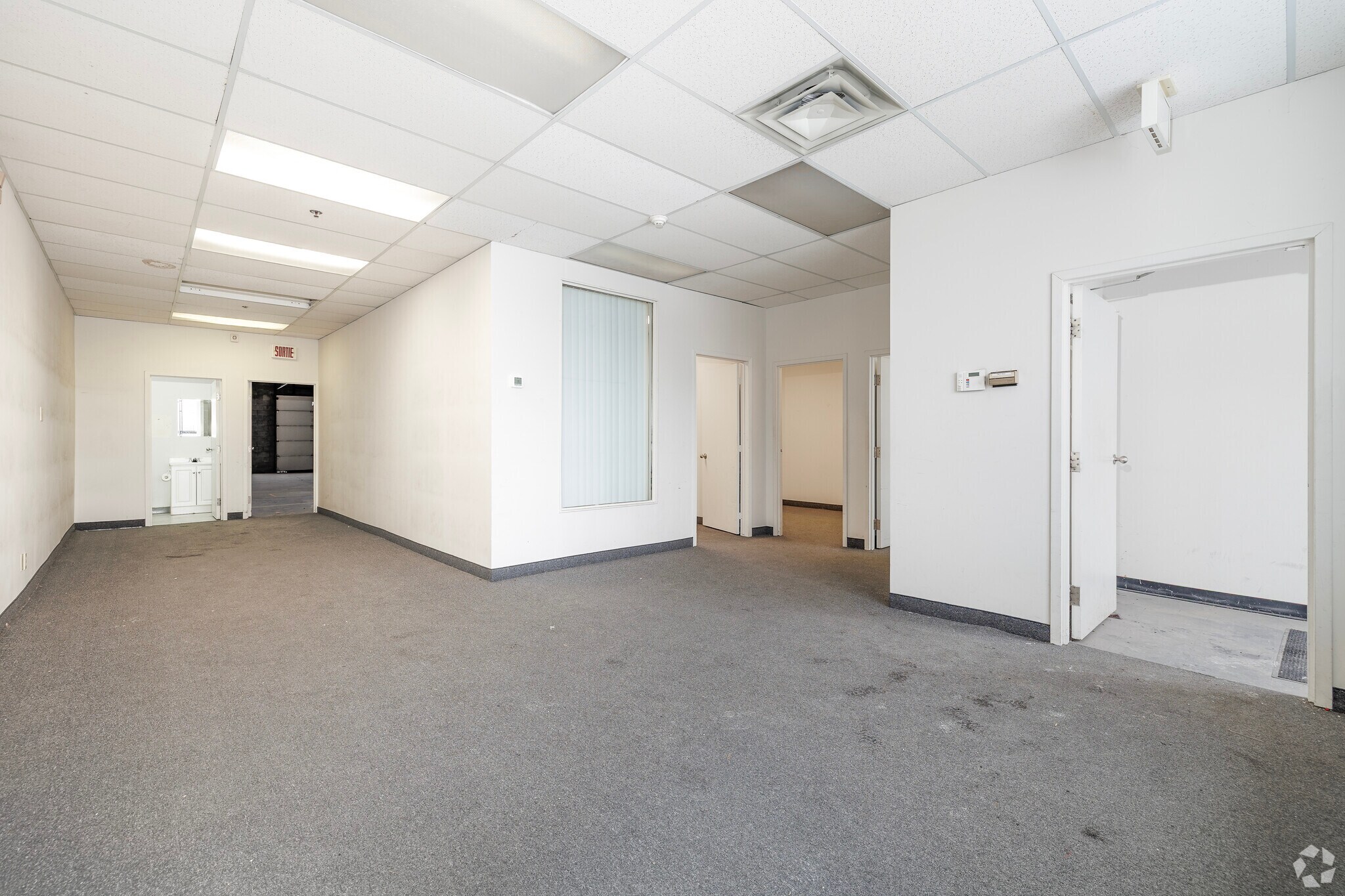 90A-90F Boul Brunswick, Dollard-des-Ormeaux, QC à louer Photo intérieure– Image 1 sur 21