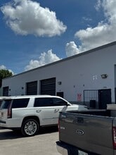 13931-13991 NW 20th Ct, Miami, FL à louer Photo de l’immeuble– Image 1 sur 5