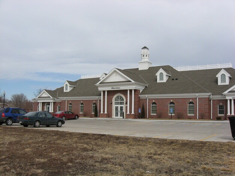 3401 Plantation Dr, Lincoln, NE à louer - Photo de l’immeuble – Image 2 sur 3