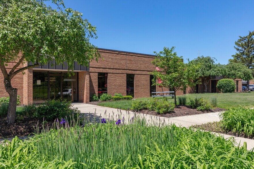 1500-1595 Eisenhower Pl, Ann Arbor, MI à louer - Photo de l’immeuble – Image 3 sur 7