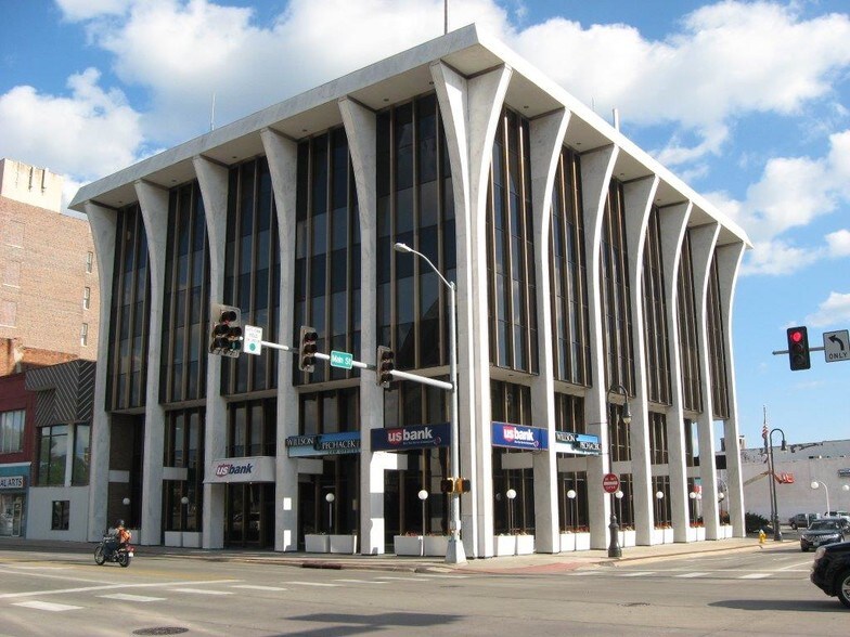 421 W Broadway, Council Bluffs, IA à louer - Photo de l’immeuble – Image 1 sur 1