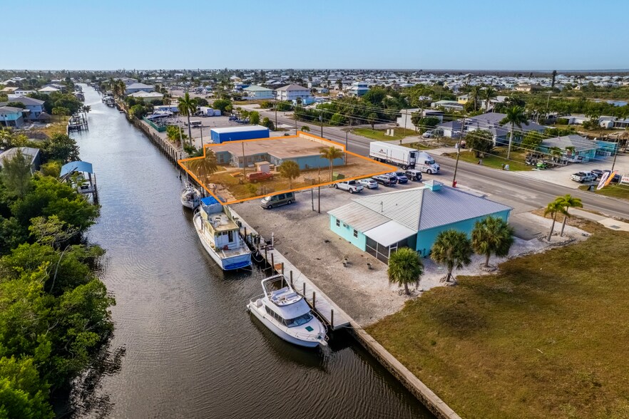 3324 Stringfellow Rd, Saint James City, FL à vendre - Photo de l’immeuble – Image 2 sur 3