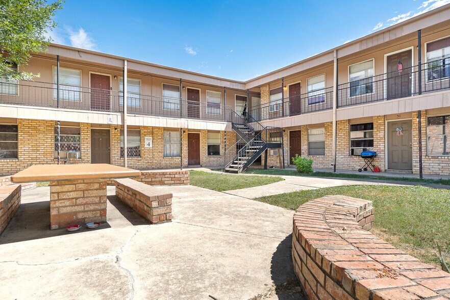 7678 W US Highway 90, San Antonio, TX à vendre - Photo de l’immeuble – Image 2 sur 22