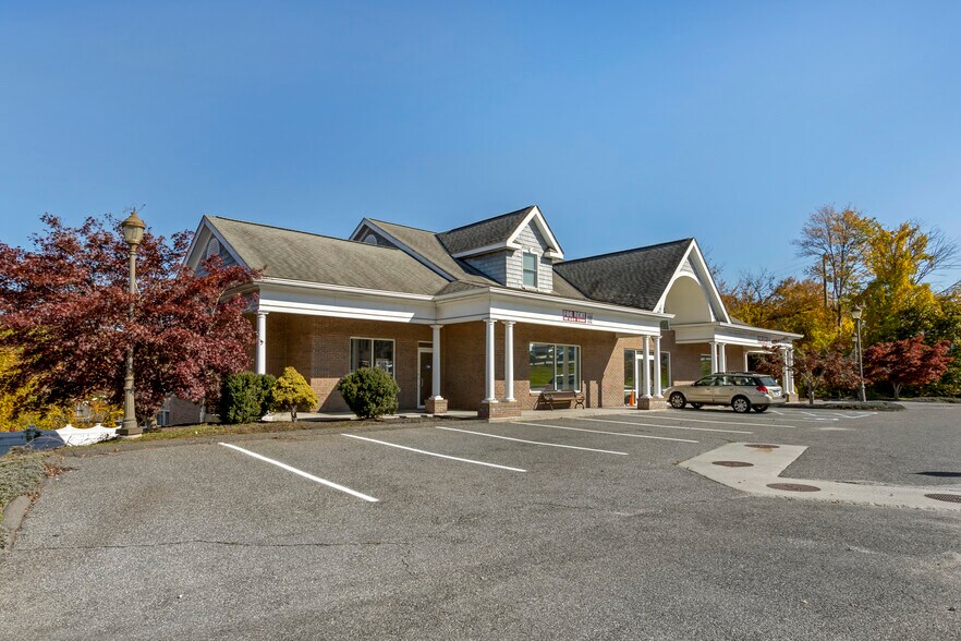 96 CT-37 Rt, New Fairfield, CT à louer - Photo de l’immeuble – Image 2 sur 6