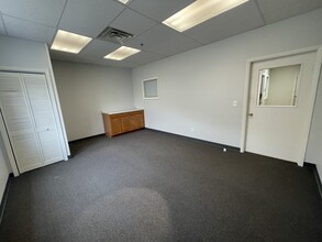 1020 Cedar Ave, St Charles, IL à louer Photo intérieure– Image 2 sur 3