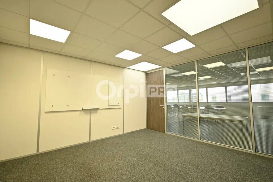 5 Rue Edison, Bron à louer - Photo de l’immeuble – Image 2 sur 7